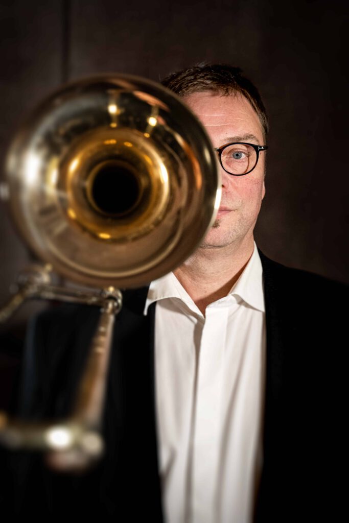 Edgar Manyak Posaunist im Kühnl Trombone Quartet in der Werkstatt der Blechblasinstrumentenfirma Kühnl & Hoyer in Franken
