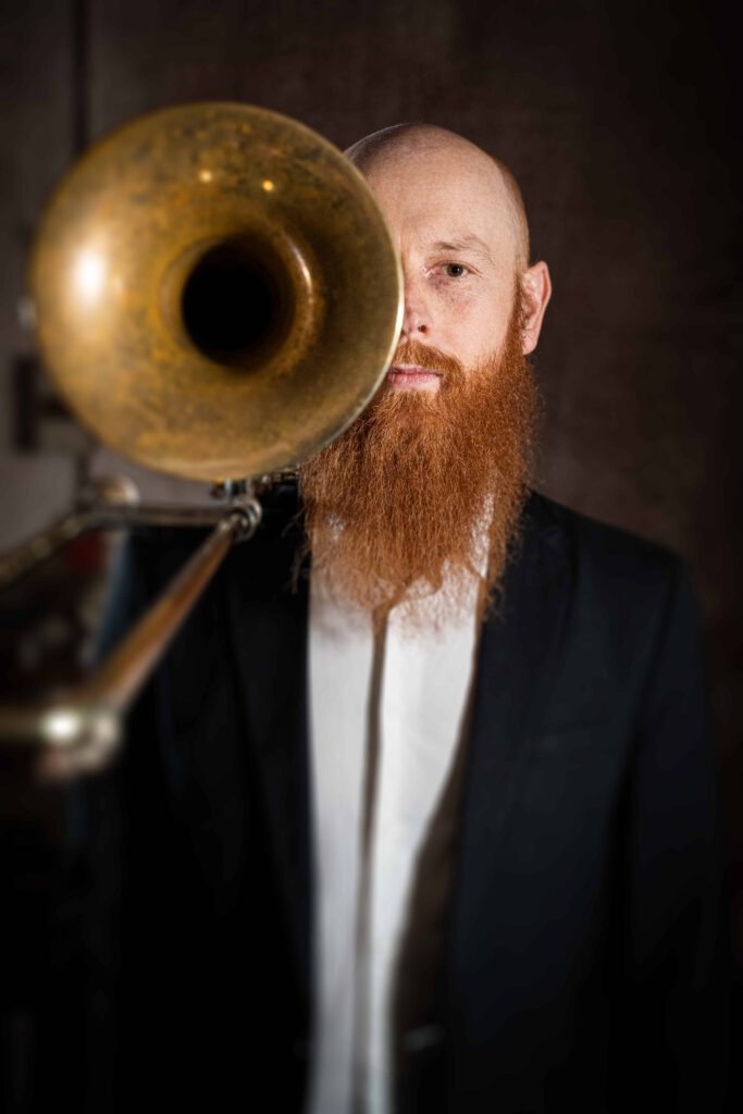 Hannes Hölzl Posaunist im Kühnl Trombone Quartet mit Posaune in der Werkstatt der Blechblasinstrumentenfirma Kühnl & Hoyer