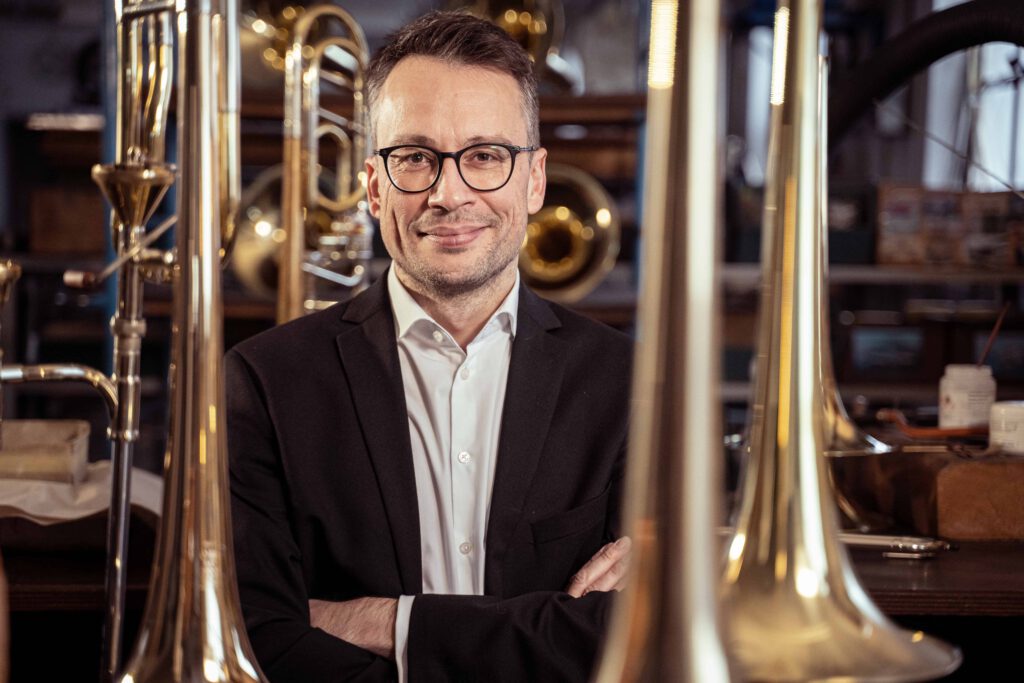 Holger Pfeuffer Posaunist im Kühnl Trombone Quartet mit Posaune in der Werkstatt der Blechblasinstrumentenfirma Kühnl & Hoyer