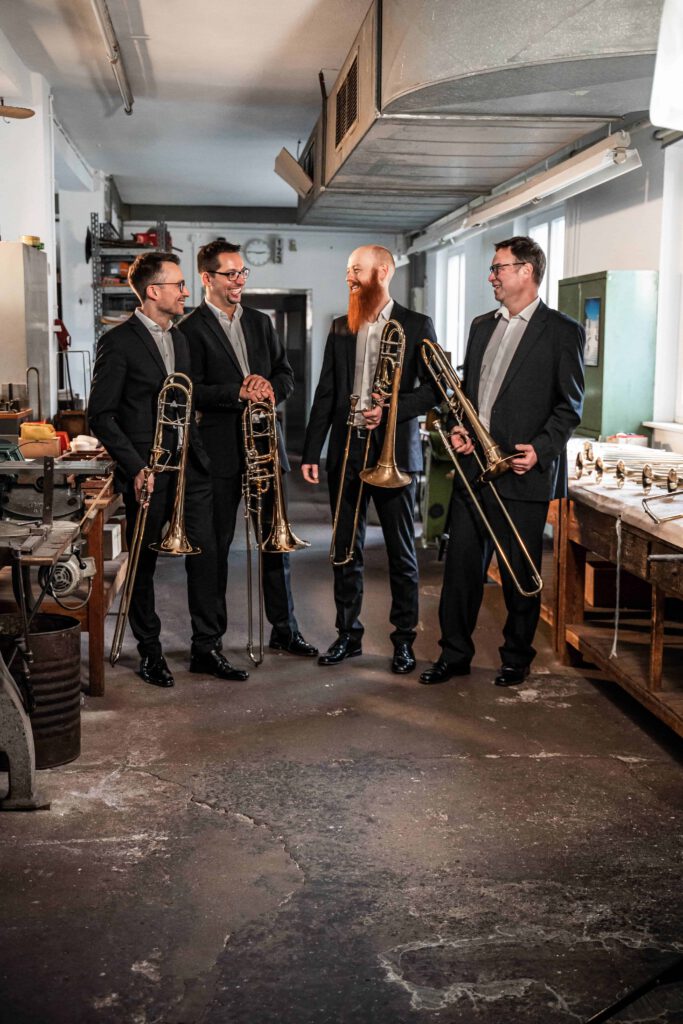 Das Kühnl Trombone Quartet in der Werkstatt der Firma Kühnl & Hoyer in Markterlbach in Franken