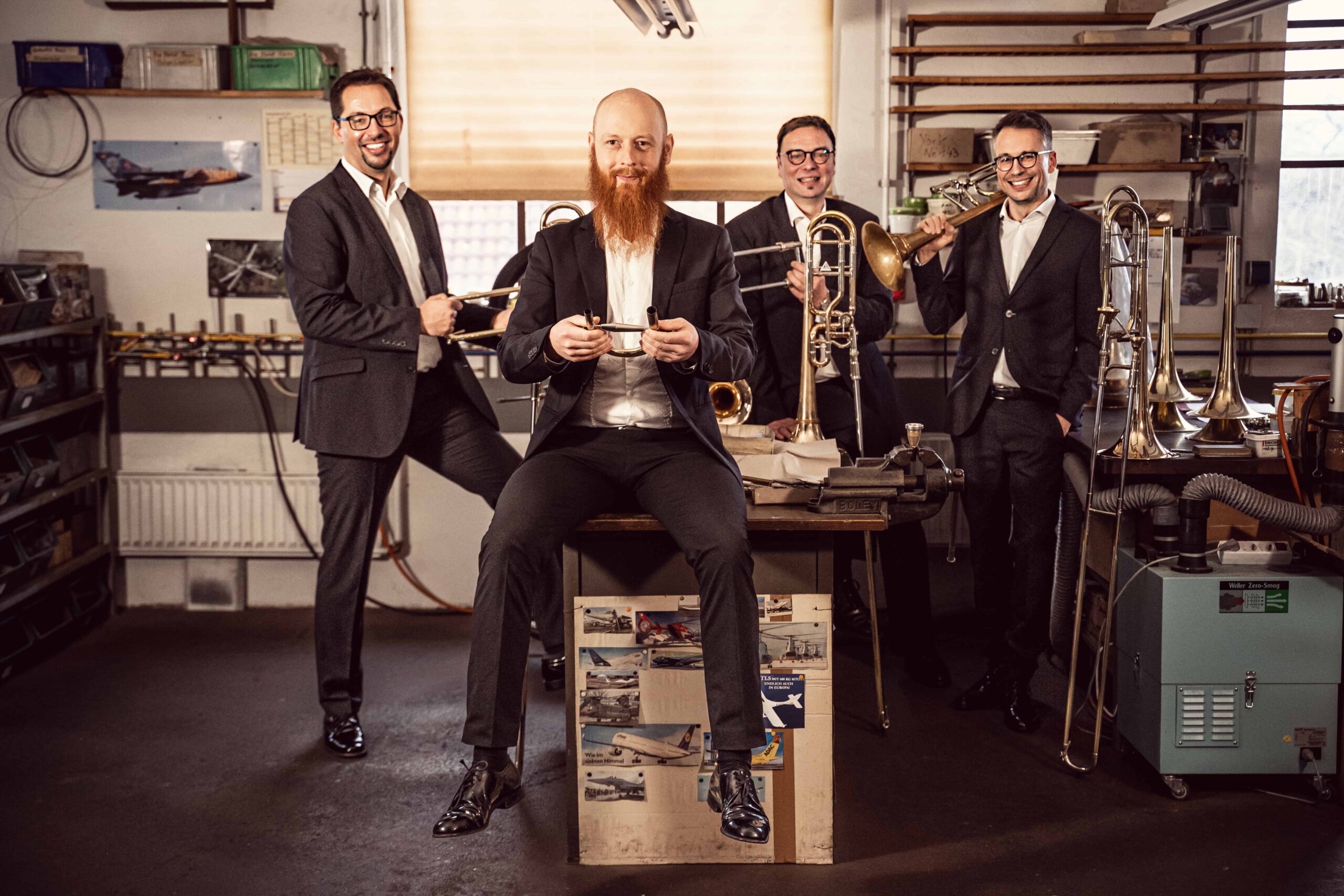 Das Kühnl Trombone Quartet hat Spaß in der Werkstatt der Firma Kühnl & Hoyer in Markterlbach in Franken