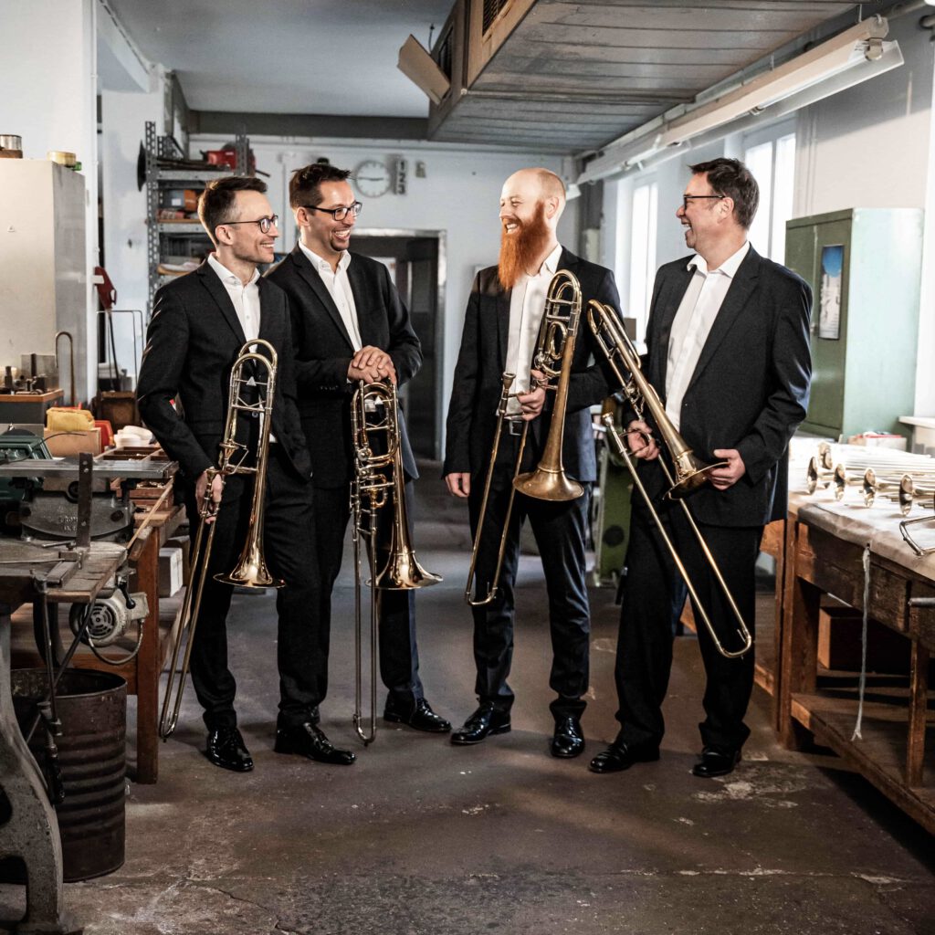 Das Kühnl Trombone Quartet in der Werkstatt der Firma Kühnl & Hoyer in Markterlbach in Franken
